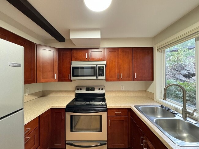 Building Photo - Your New Rental Home Awaits in Bellevue!