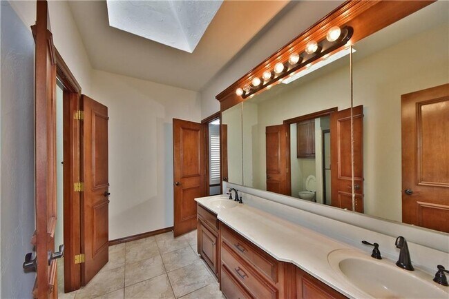 Building Photo - 1109 Irvine Dr