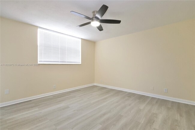 Building Photo - 2821 Somerset Dr