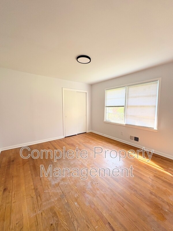 Building Photo - 2641 1st St NE