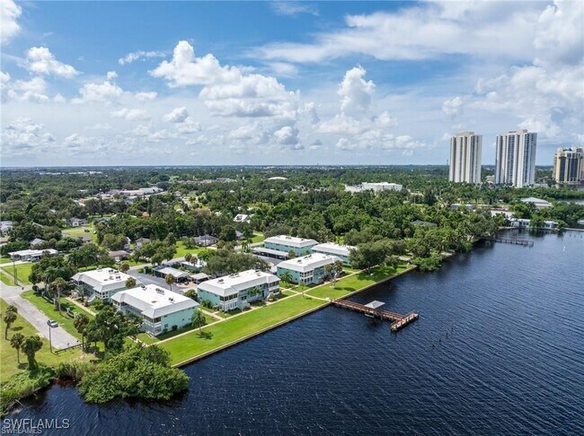 Building Photo - 3225 E Riverside Dr