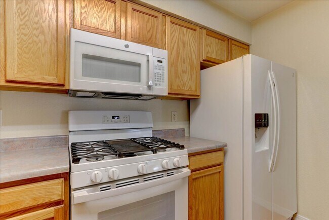 Building Photo - 930 Button Rock Dr