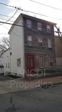 Building Photo - 122 Garden St