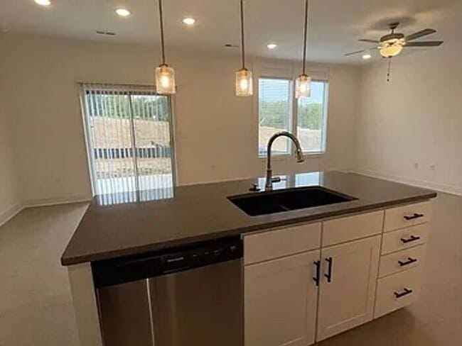 Building Photo - Gorgeous 3 bedroom / 2/5 bath in Park Hill schools!