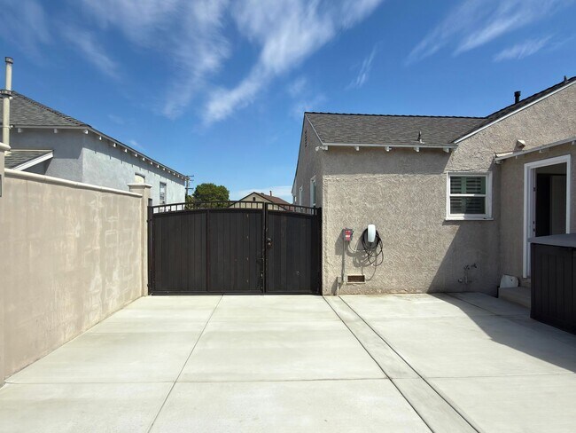 Building Photo - **2025 Euclid Ave Long Beach** Beautiful 3 bedroom 2 bath !!2 weeks free OAC!!