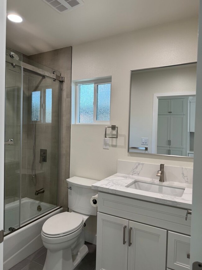 Building Photo - 1005 N Grand St