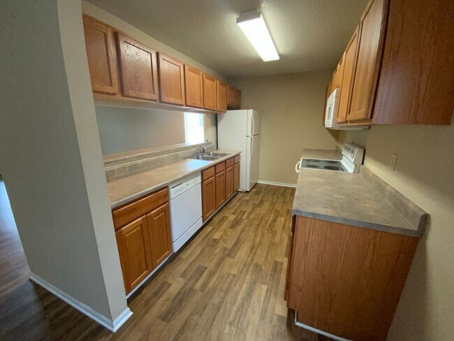 Building Photo - 3 Bedroom 2 Bathroom Duplex