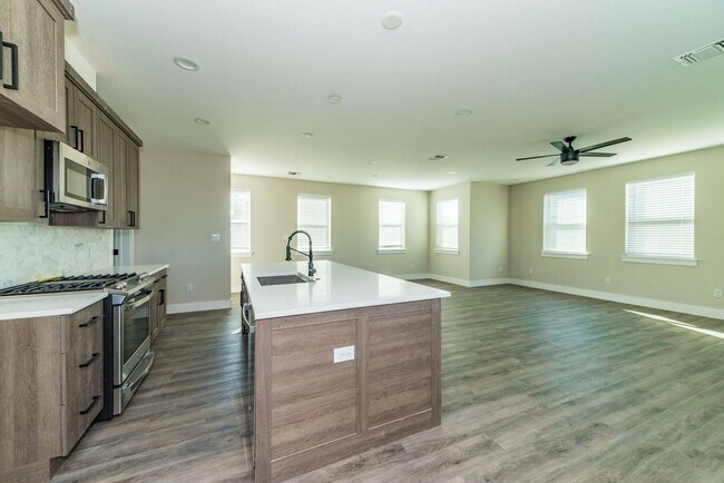 Building Photo - 1618 W Lawndale Dr