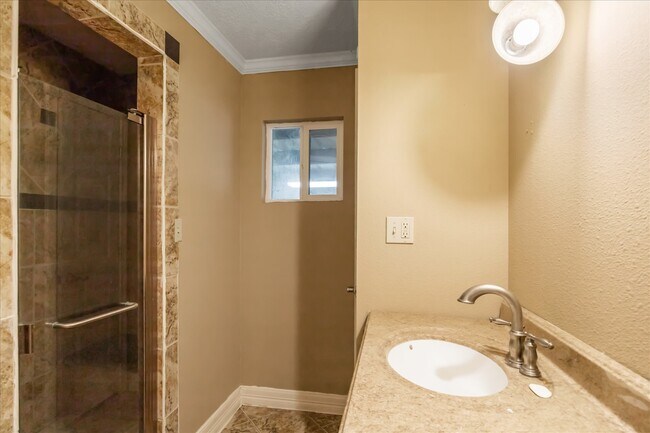 Building Photo - 803 Hennessey Dr