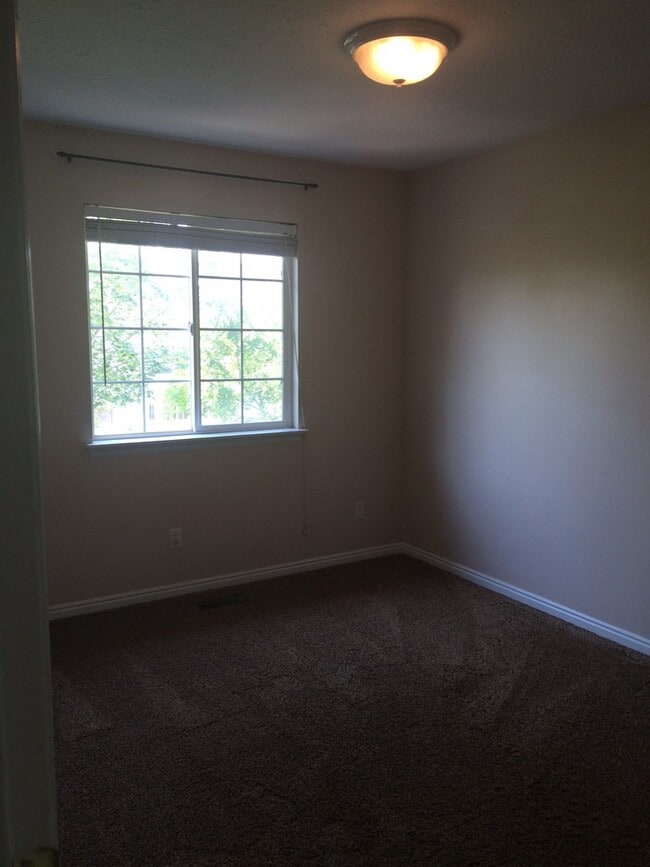 Building Photo - 3 Bedroom Townhome in Provo's Westside