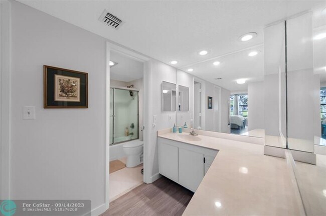 Building Photo - 3611 Oaks Clubhouse Dr