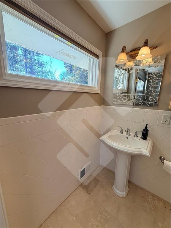 Building Photo - 140 Spring Dr