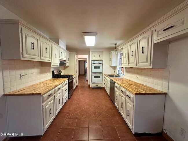 Building Photo - 1067 Villa Linda Way