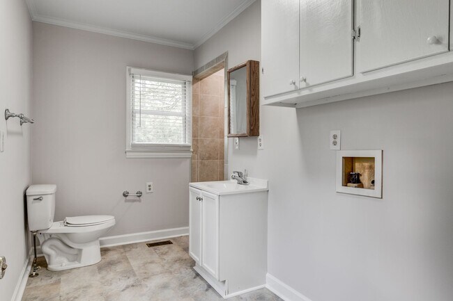 Building Photo - 2 Bed, 2 Bath in the Garden Homes neighborhood of Greensboro!