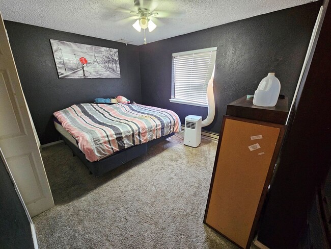 Building Photo - 3 Bedroom/2 Bath Home with a 2-Car Garage