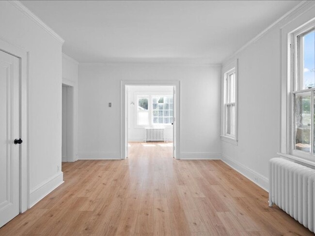 Building Photo - Spacious Pet Friendly 4 Bedroom Rental in ...