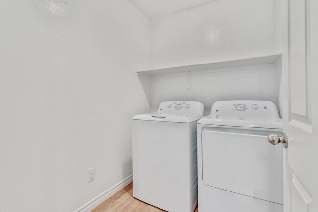 Building Photo - Spacious Three Story 3 Bed 3.5 Bath Smarth...