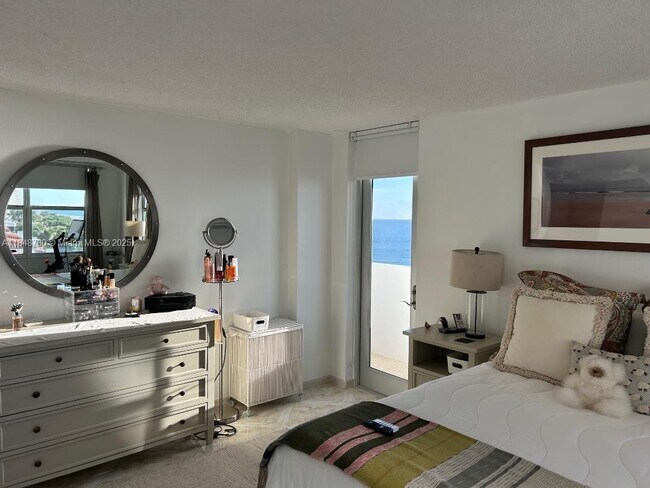 Building Photo - 6039 Collins Ave