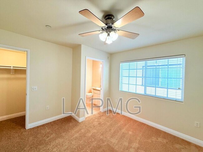 Building Photo - 12217 Moorpark St