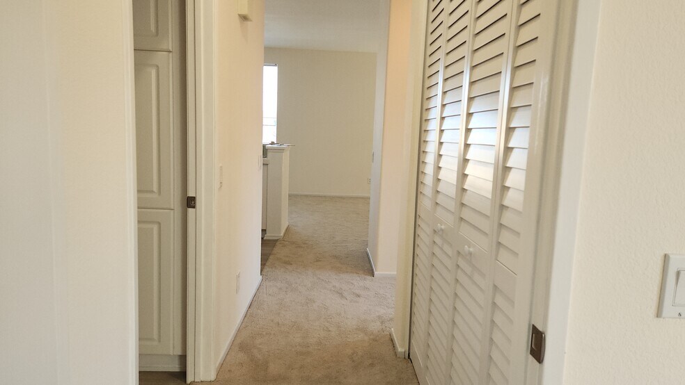 Building Photo - 10786 Sabre Hill Dr