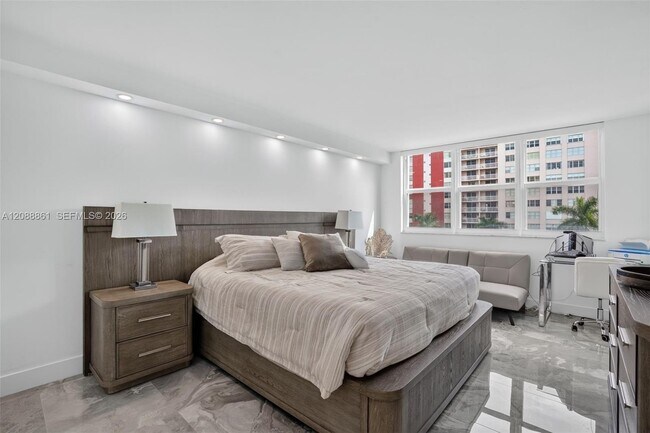 Building Photo - 3113 S Ocean Dr
