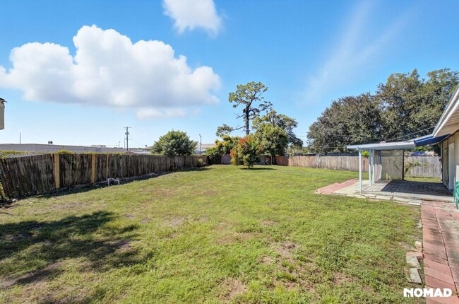 Building Photo - Updated, Large yard, quiet neighborhood, and convenient location