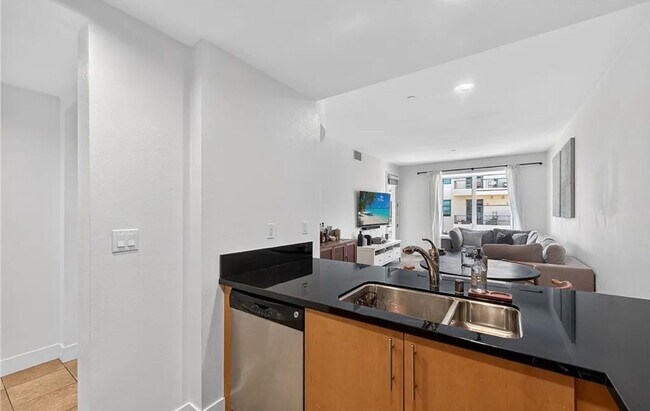 Building Photo - **150 The Promenade N #415 Long Beach** Upstairs Spacious 2 bedroom 2 bath !!2 weeks free OAC!!