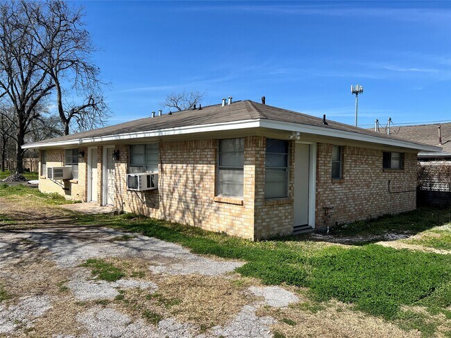 Building Photo - 8713 Peachtree St