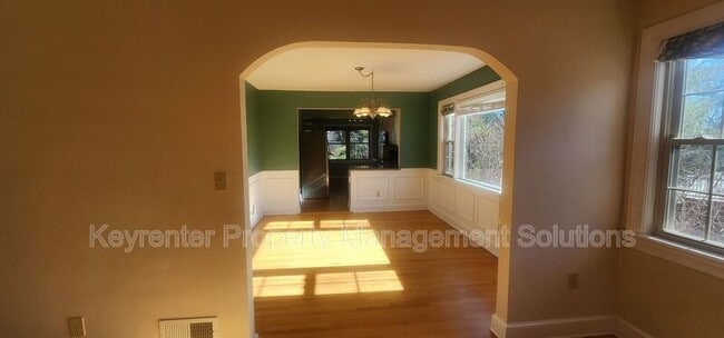 Building Photo - 127 College Cir