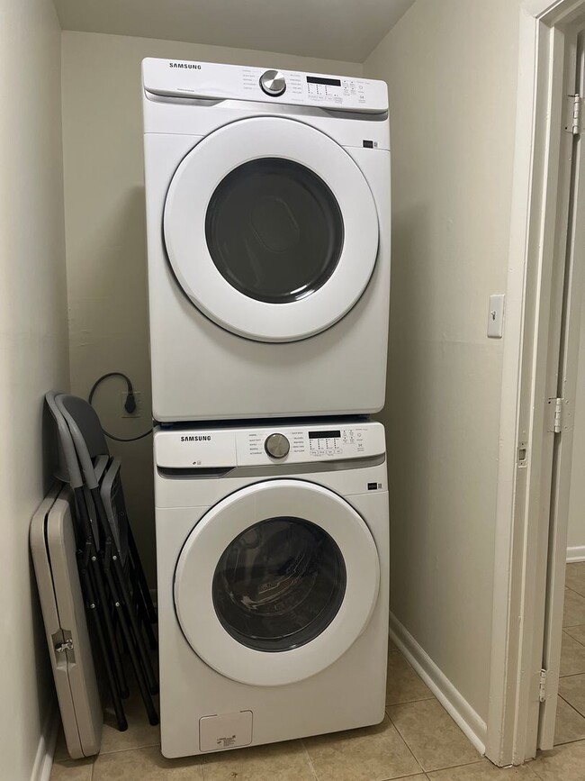 Building Photo - North Raleigh Move-In Ready Condo, On Grou...