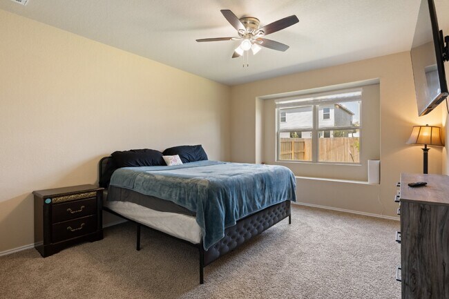 Building Photo - "Spacious 4-Bed Oasis with Granite Counter...