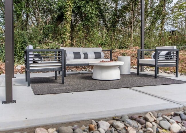 Building Photo - **OFFERING 1/2 OFF FIRST MONTH'S RENT FOR 9+ MONTH LEASE** Luxurious 2BD, 1.5BA Raleigh Unit (B) ...