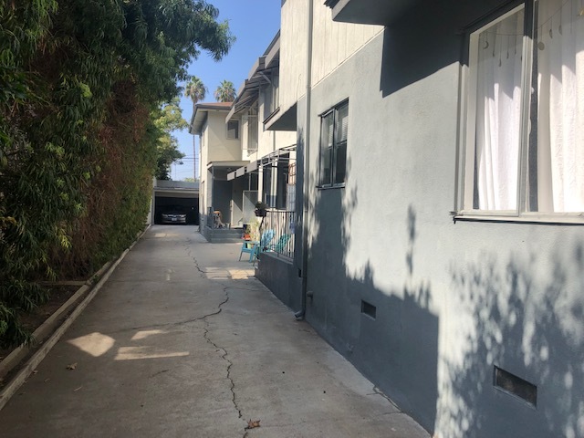 Building Photo - 809 N Las Palmas Ave
