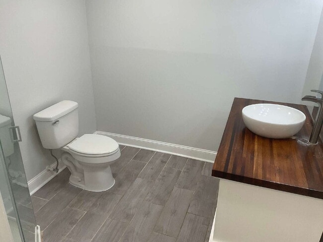 Building Photo - "Charming 3-Bedroom Haven with 2 Full Bath...