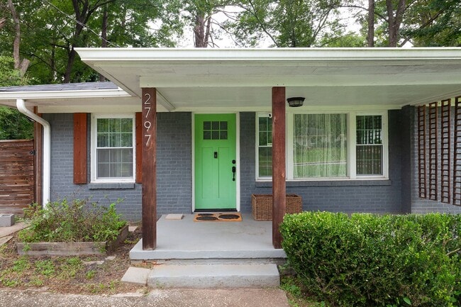 Building Photo - Renovated 3/2 w/ Fenced In Backyard and Co...