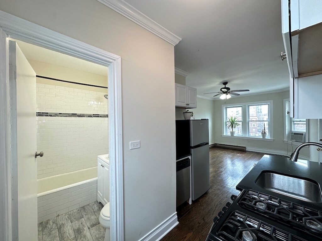 Building Photo - 655 W Roscoe St