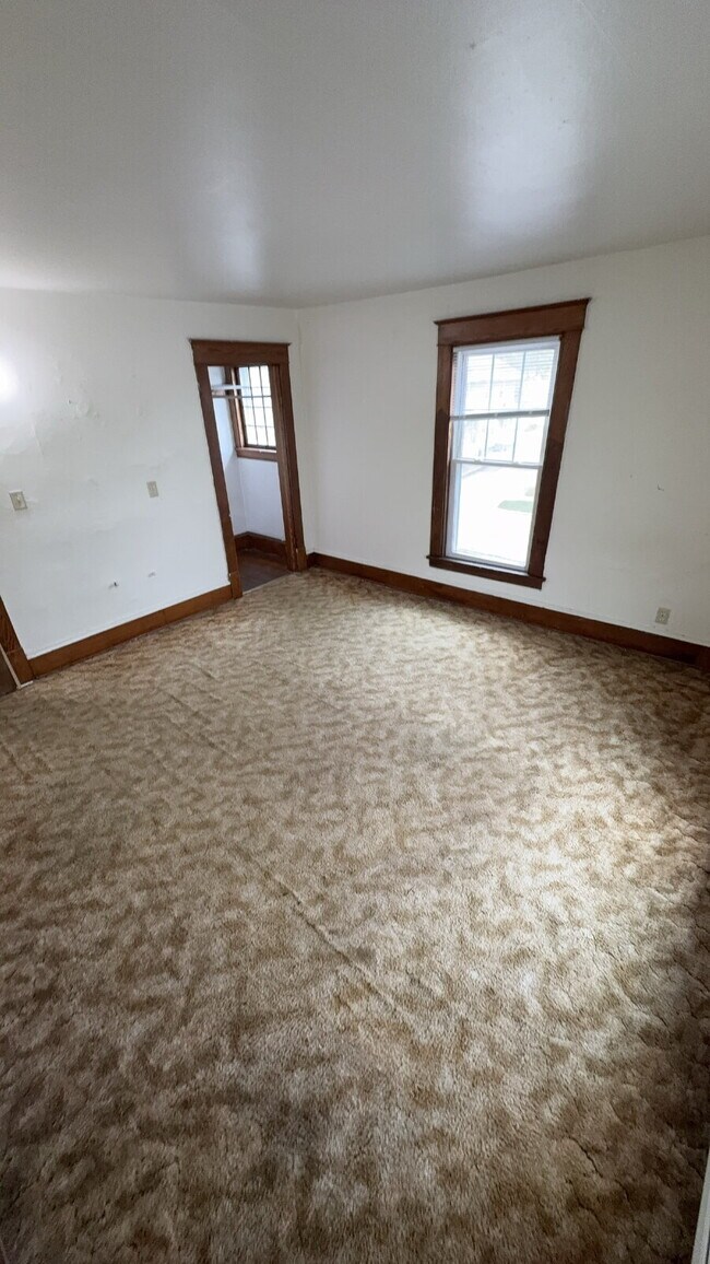 Building Photo - 8 Bed 3 Bath close to UWEC!