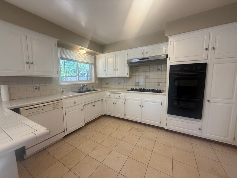 Building Photo - 16416 Rayen St