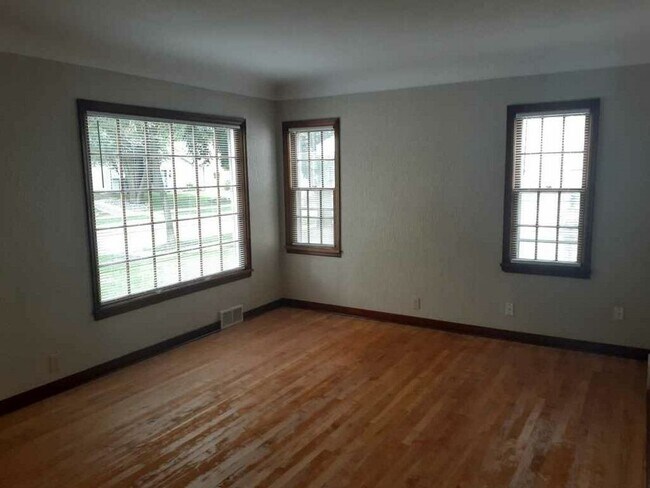 Building Photo - Freshly updated 3 Bed/1.5 Bath House- Robbinsdale- Available NOW!