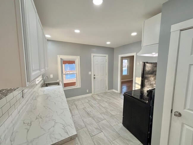 Building Photo - Spacious 4bd Home | 1st Floor Laundry Room | Hardwood Floors