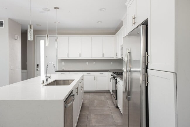 Building Photo - Spacious 4 Bedroom Townhome in the Milleni...