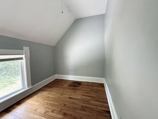 Building Photo - Spacious Upper, 1 bedroom, 1 bath, with bonus room