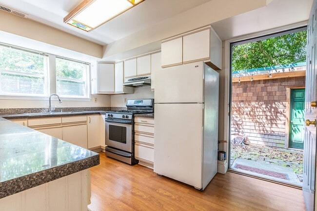 Building Photo - 2BR Apartment in Classic Capitol HIll Hous...