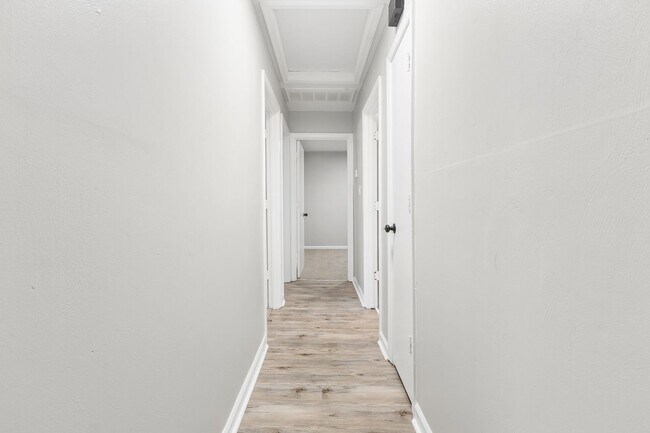 Building Photo - 211 Woodview Ave