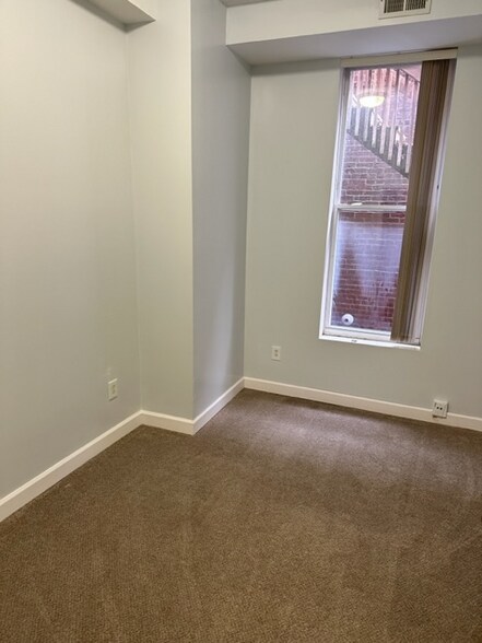 Building Photo - 2348 Rutger St