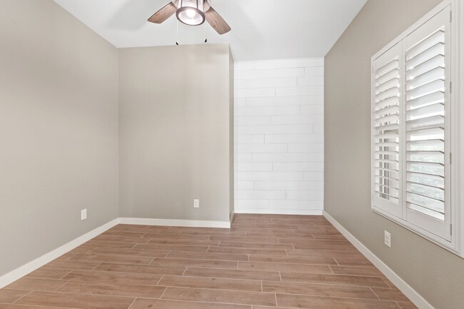 Building Photo - Beautiful 3 bedroom plus den!