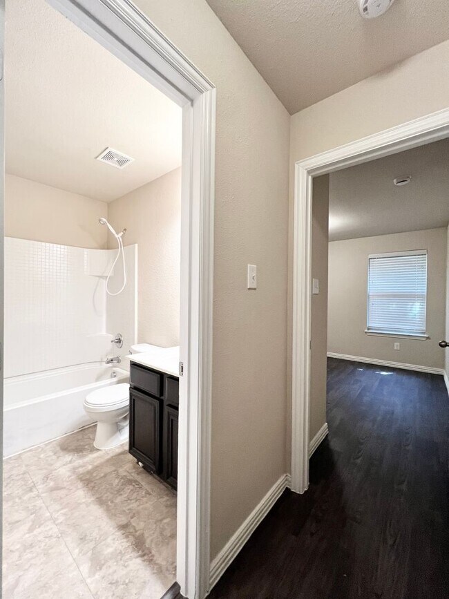 Building Photo - 660 River Garden Dr