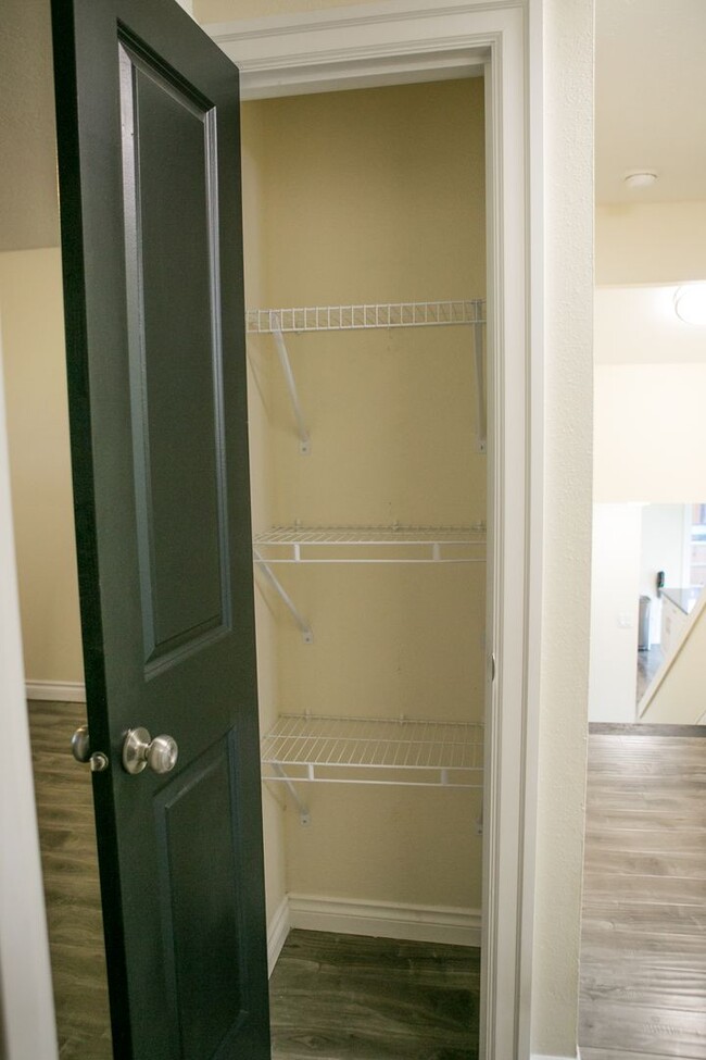 Building Photo - 4 bedroom 3 bath house for rent- Great loc...