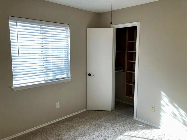 Building Photo - 6500 Jennings Dr