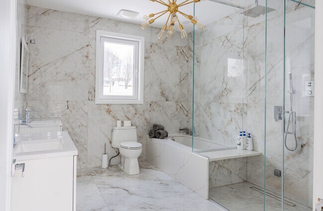 Building Photo - Luxury 5-Bedroom Retreat on 6.5 Acres — Furnished or Unfurnished — Flexible Lease